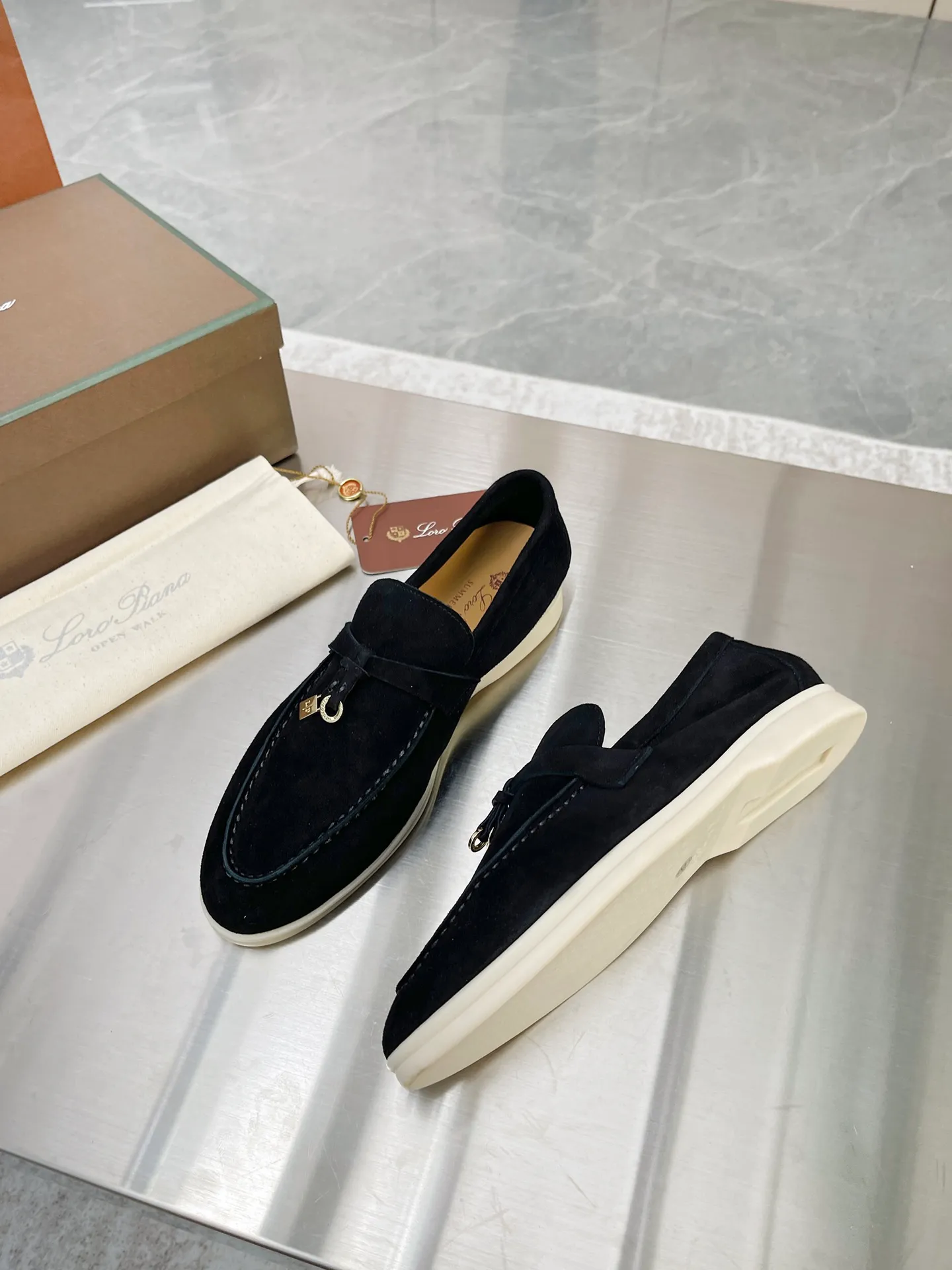 👟👟Ex-factory price 480👟👟 Women's clothing Loro iana nuoyoupanya 👟👟Ex-factory price 40👟👟Ex-factory price 4👟👟Ex-factory price 4 New colors added, classic lock style, girls' favorite, it is said that your feet will not get tired after walking for a long time, I wonder if you have tried it! It feels like you are stepping on clouds. It does not scratch your feet at all. It is comfortable, handsome and low-key. It is the same style for men and women. The upper is semi-handmade. Size: Women's size 35-4👟👟Ex-factory price 4 Men's size 39-46 Upper: 100% imported high mercerized silk.  Inner lining: 100% imported high silk nylon. Insole: 100% imported water-dyed cowhide. Outsole: 100% original. Raw rubber outsole Glue: 100% no glue smell